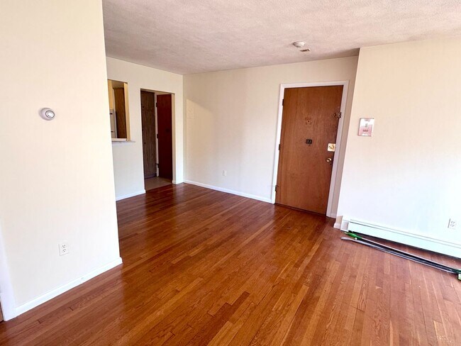 Foto del edificio - 2 BED WITH 1 PARKING SPOT, HEAT & HOT WATER INCLUDED - NO BROKER FEE!