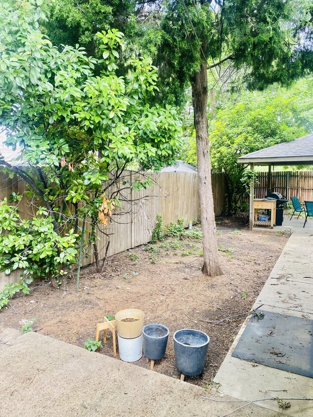 Building Photo - 3932 Locke Ave