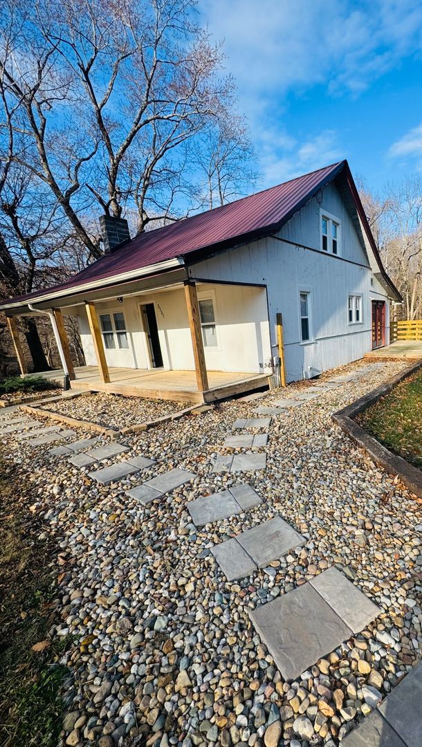 Building Photo - 3 bedroom 2 bath BUNGALOW with plenty of nature!