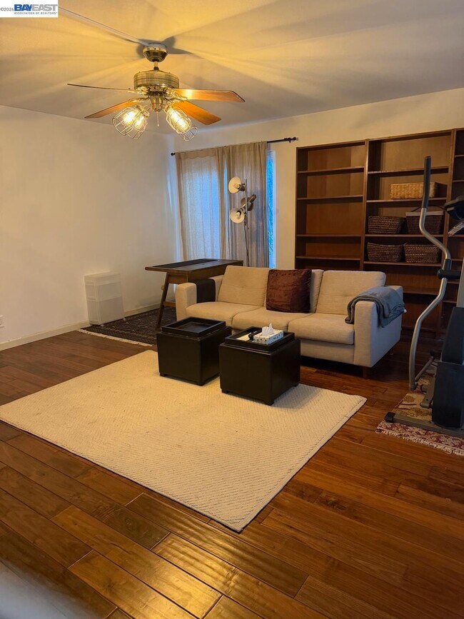 Foto del edificio - 320 N Civic Dr