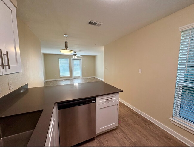 Nueva construcción de 2 dormitorios con todas las comodidades. - Three60 North Apartments