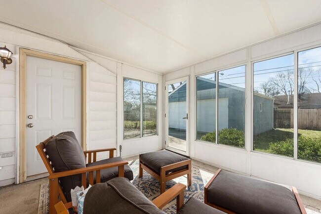 Foto del edificio - 3 BEDROOMS, 1 FULL BATHROOM + 2 CAR Carport Beautiful Single Family house available to show NOW f...