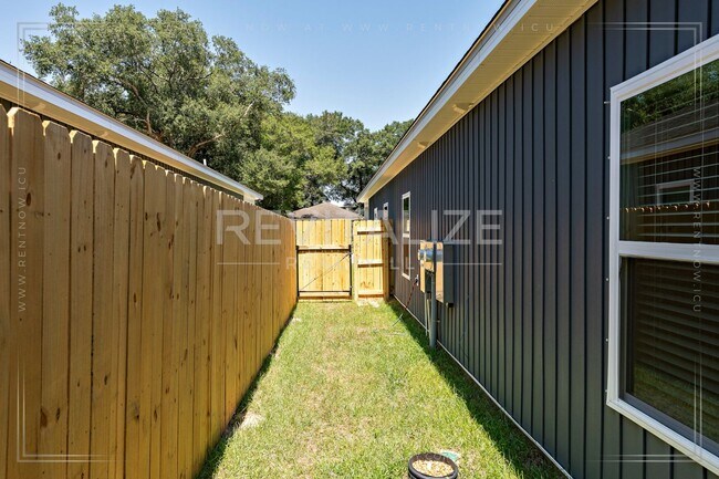 Building Photo - Luxury 3 BR / 2 BA New Build Duplex in Sar...