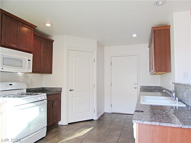 Building Photo - 10424 Madagascar Palm St