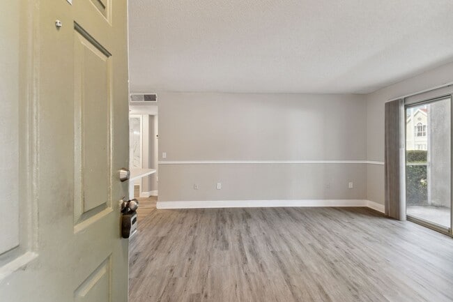 Building Photo - 9481 Highland Oak Dr