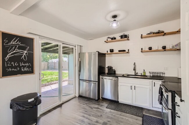 Foto del edificio - 1296 Vaughn St