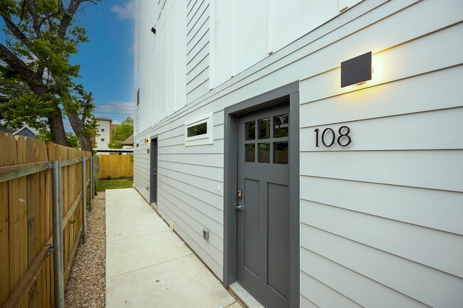 Building Photo - 1004 Travis Ave