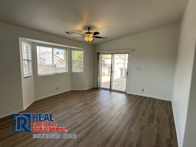 Building Photo - Three Bedroom Home in Washington