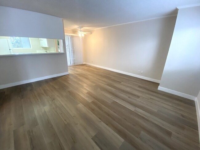 Building Photo - 2 Bedroom Hermosa Beach Condo - Close to E...