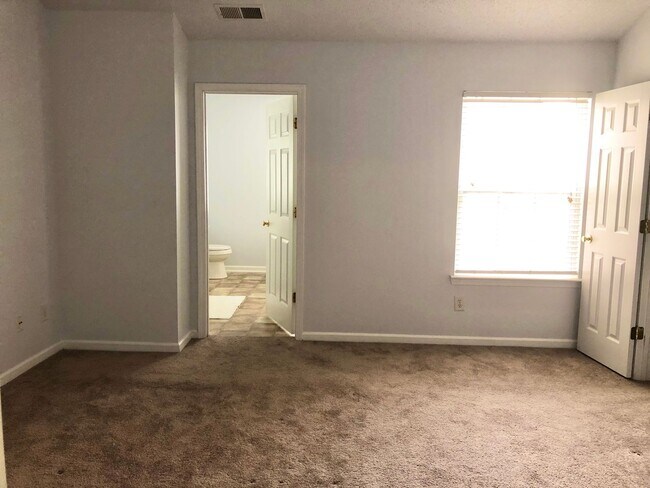 Foto del edificio - Beautiful Single Family Home | 3 BR/2.5BA |Open Layout + Prime Location