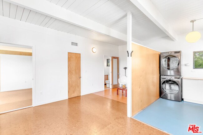 Foto del edificio - 2460 N Gower St