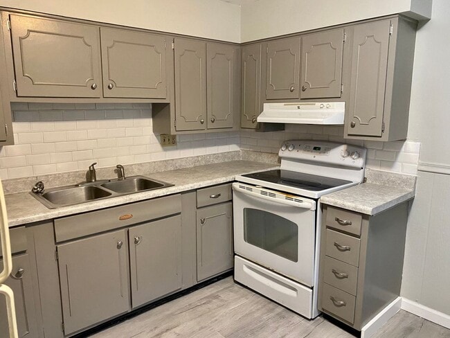 Building Photo - Quaint One Bedroom Apartment