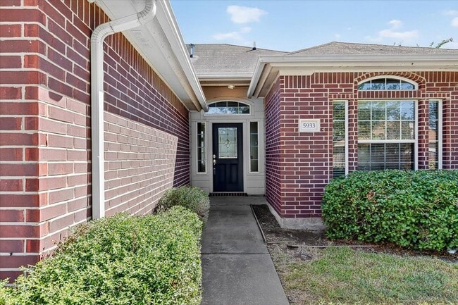 Building Photo - 5933 Brightwood Dr