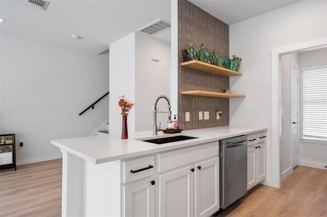 Foto del edificio - 3413 Blumie St