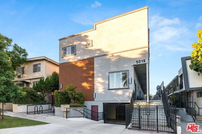 Building Photo - 5019 W Maplewood Ave