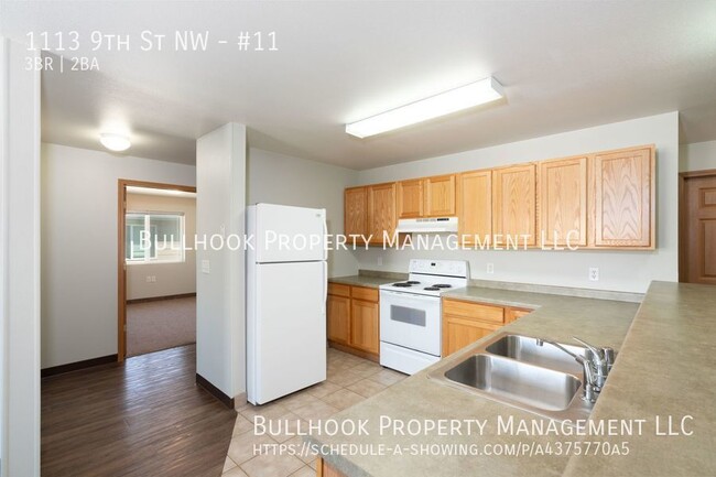 Building Photo - Welcome to this move-in-ready freshly pain...