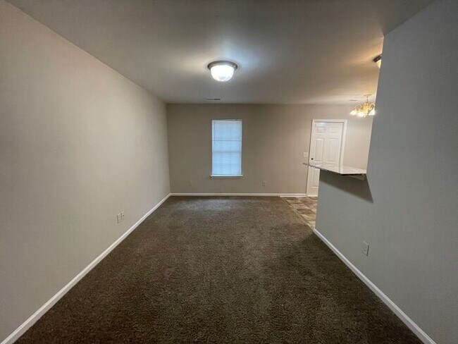 Foto del edificio - Spacious 4 bedroom, 2 full bath, 2 story t...