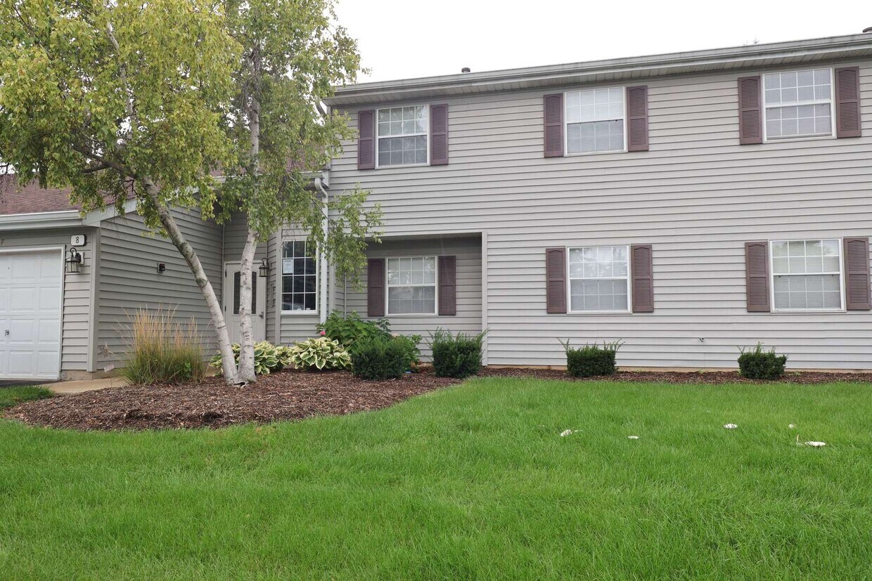 8 Gant Cir Unit B, Streamwood, IL 60107 Condo for Rent in Streamwood