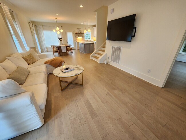 Building Photo - LIKE NEW 4BR/3BA in East Nashville!