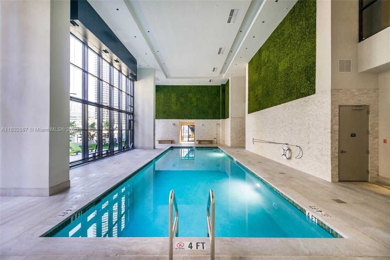 Primary Photo - 1010 Brickell Ave
