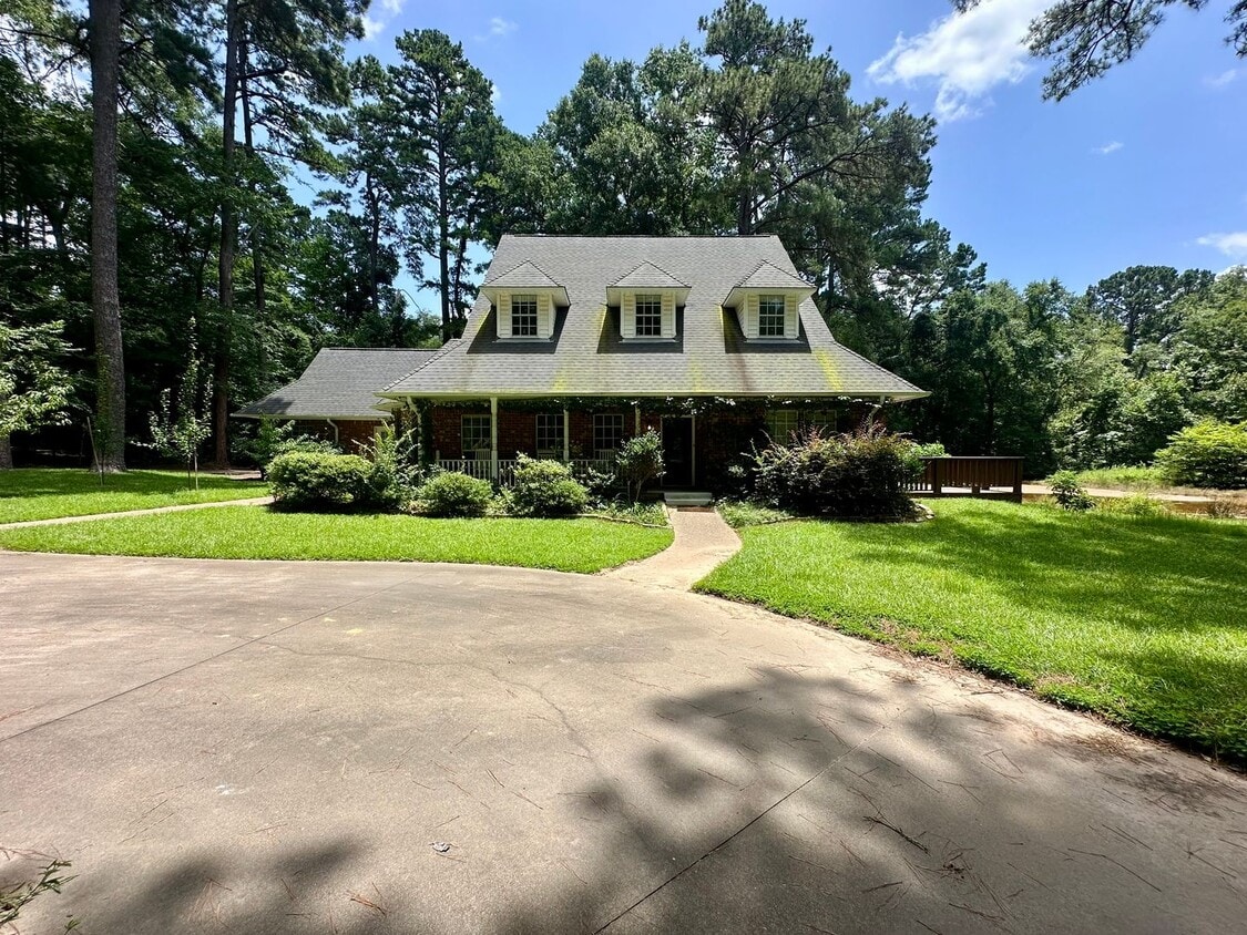 Primary Photo - Tour Today! Spacious Country Retreat on 6+...