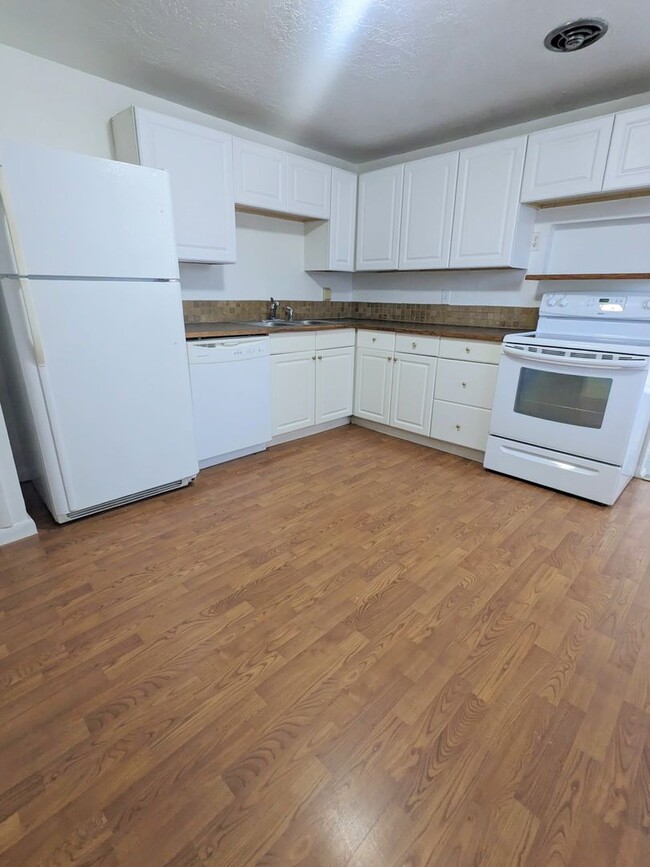 Building Photo - 3 Bed 1 Bath Home for Rent in Sunset City!