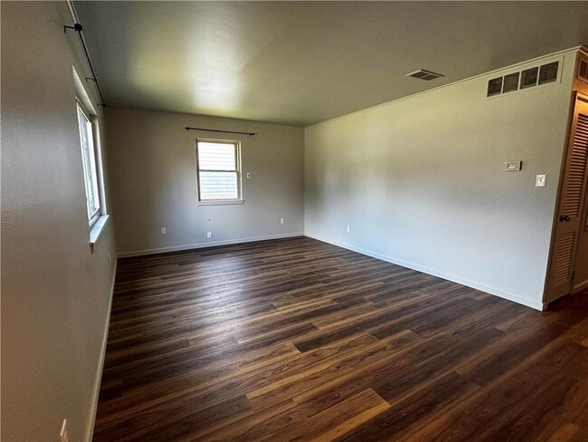 Building Photo - 1002 E F St