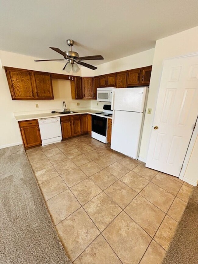 Foto del edificio - Beautiful 2BR Townhome Near Indian Park – Garage + Storage