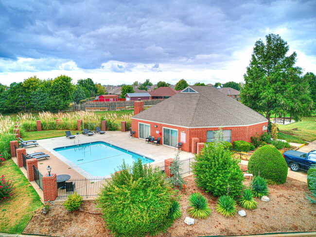 piscina y casa club - Eastlake Village Apartments