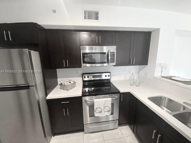 Foto del edificio - 2061 Renaissance Blvd