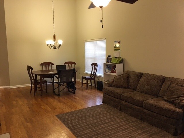 Building Photo - 3814 Pine Walk Dr