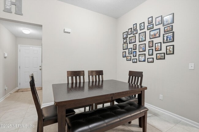 Building Photo - 12581 Creekside Mnr Dr