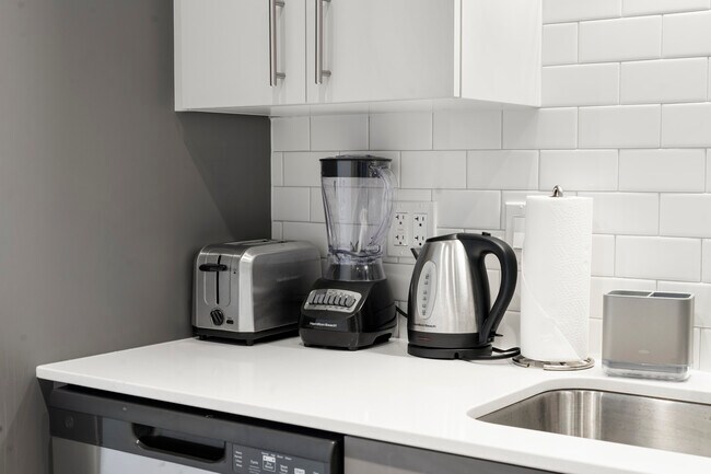 Foto del edificio - Central 4BR Apartment – Modern Living in Chicago