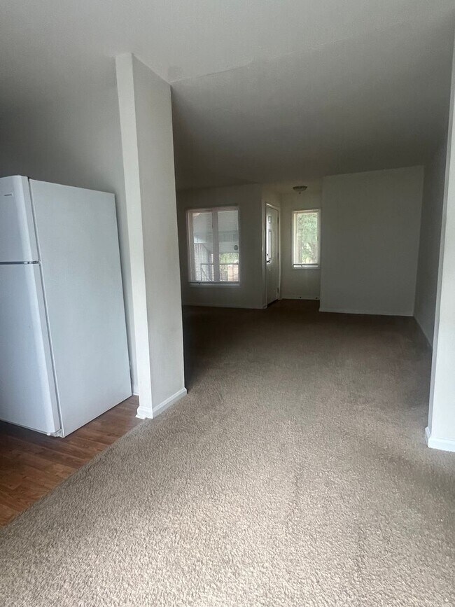 Foto del edificio - 1 Bedroom Condo on the 2nd floor for $1100.00