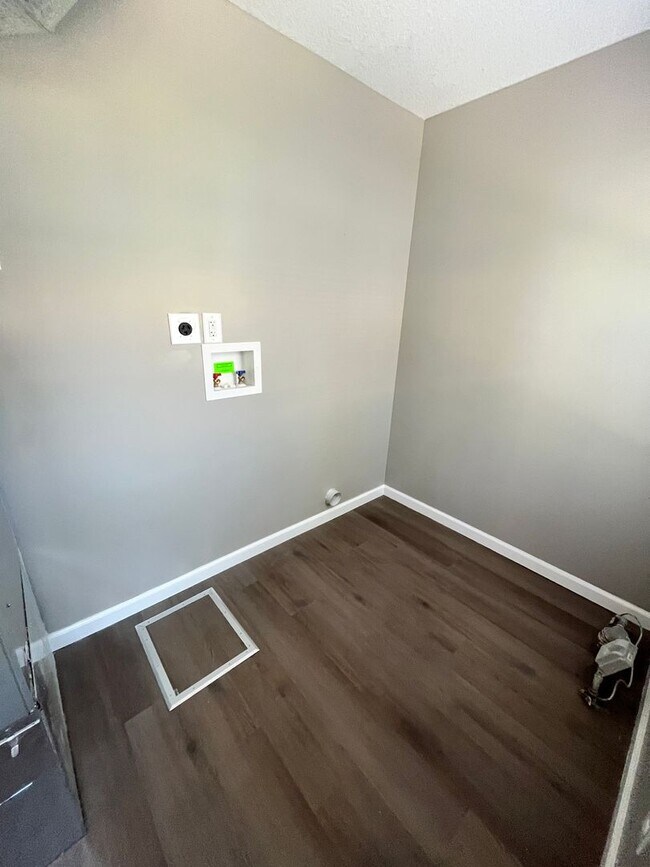 Foto del edificio - 1743 Trinity Blvd