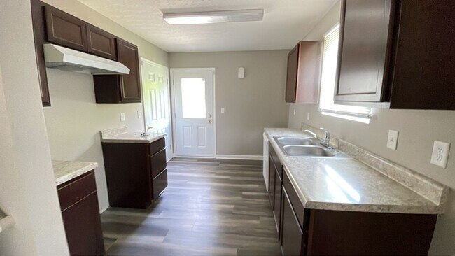 Foto del edificio - 464 West Kemper Rd 4BR/2.5BA (Springdale)