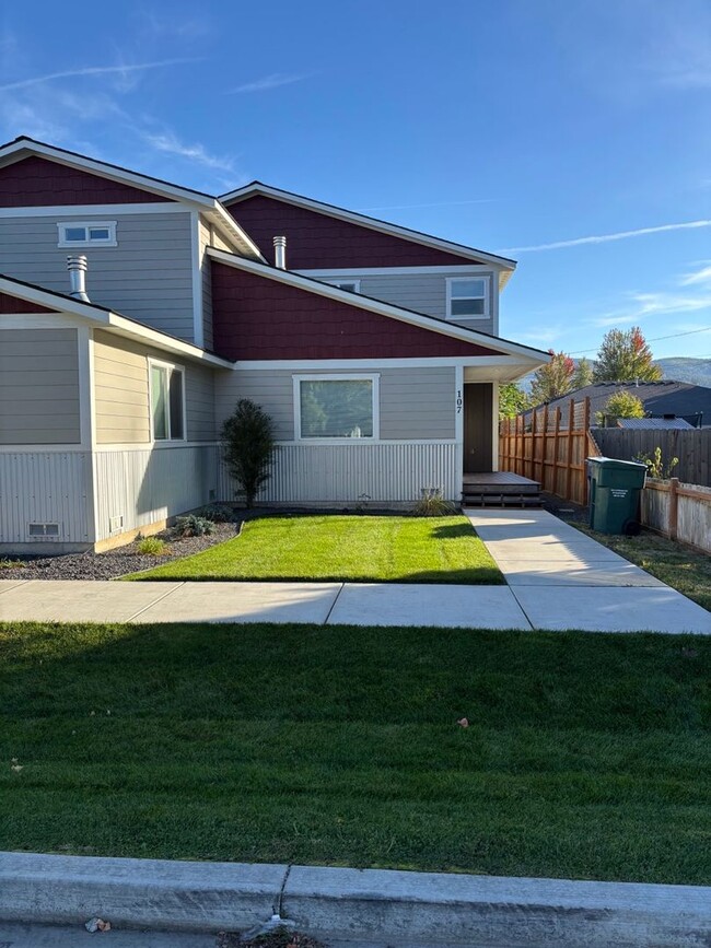 Building Photo - 105-107 W 10th Ave