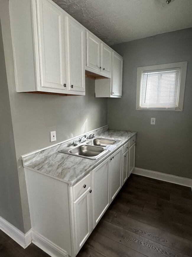 Building Photo - 2bd DOWNSTAIRS DUPLEX Cash Pay/Section 8