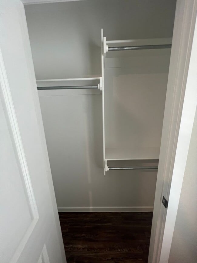 Building Photo - Available NOW! 3/2/1 Town Home