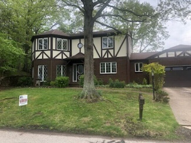 Building Photo - Old English Tudor Style Home in South Charleston