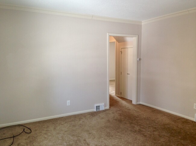 Livingroom looking toward bedrooms - 1170 Jessamine Avenue East