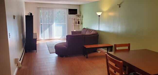 Sala de estar - 310 Brook Village Rd