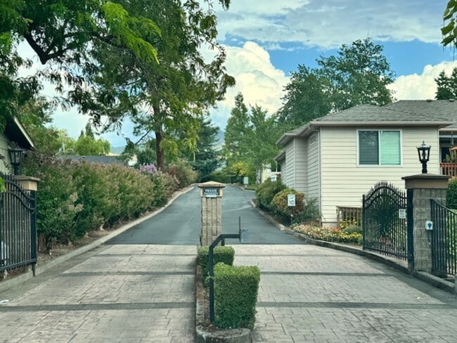 Foto del edificio - LONE PINE CREEK ESTATES IN GATED COMMUNITY...