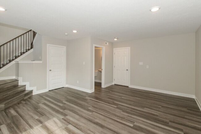 Building Photo - Beautiful Townhome in Carmel