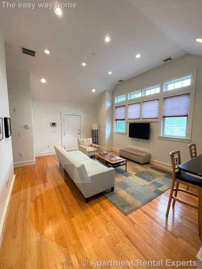 Building Photo - Davis / Porter Sq - Modern 2 Bed Condo wit...