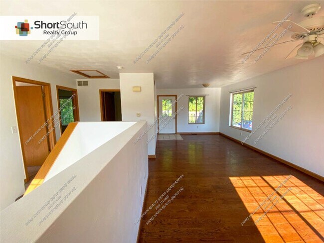 Building Photo - 4 bed 2 bath Single Family Home