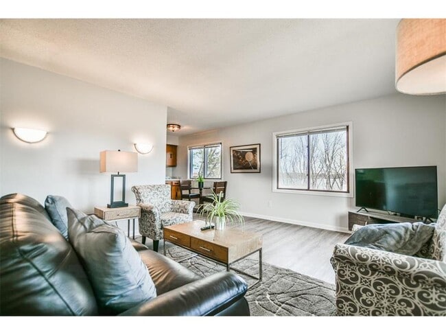 Building Photo - 1621 Larson Dr
