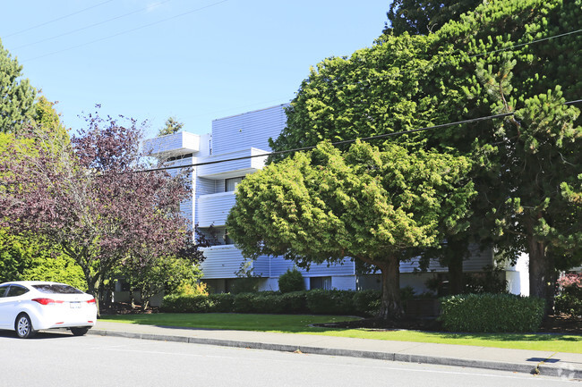 Building Photo - Skyline Apartments