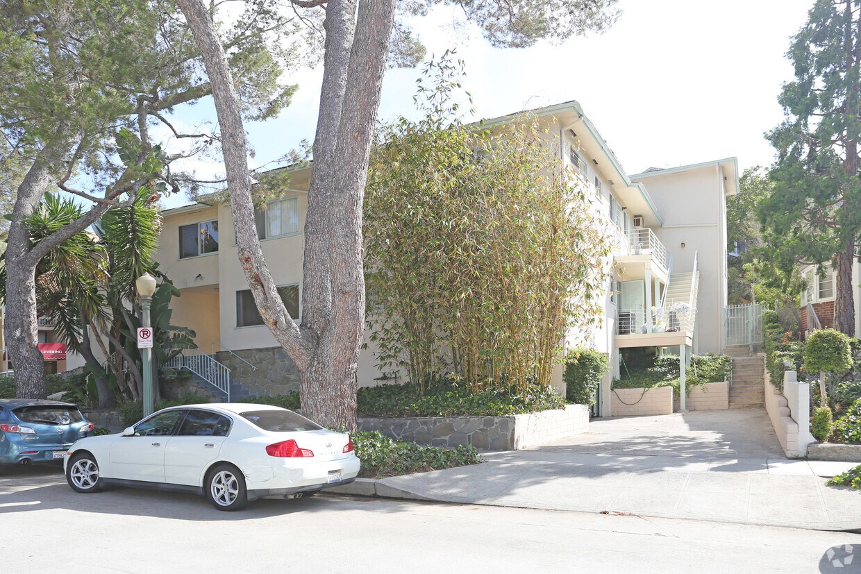 Foto del edificio - 600 Kelton Ave