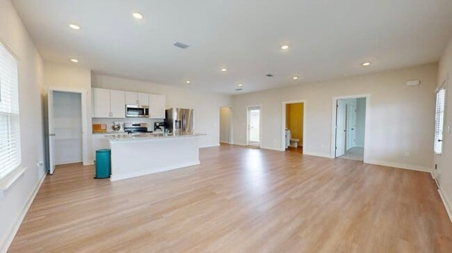 Building Photo - 2416 Blue Daze Ave